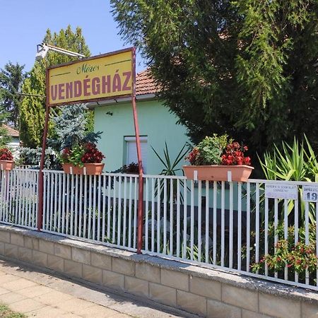 Opusztaszeri Mozes Vendeghaz Hotel Bagian luar foto
