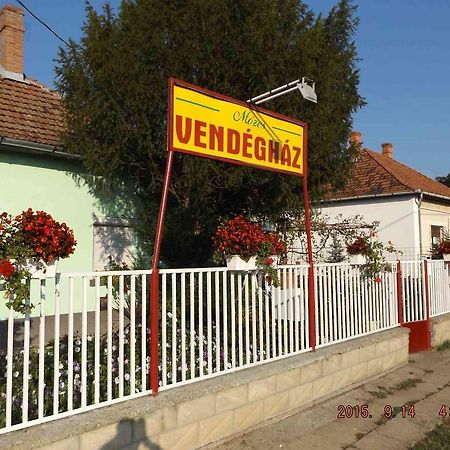 Opusztaszeri Mozes Vendeghaz Hotel Bagian luar foto