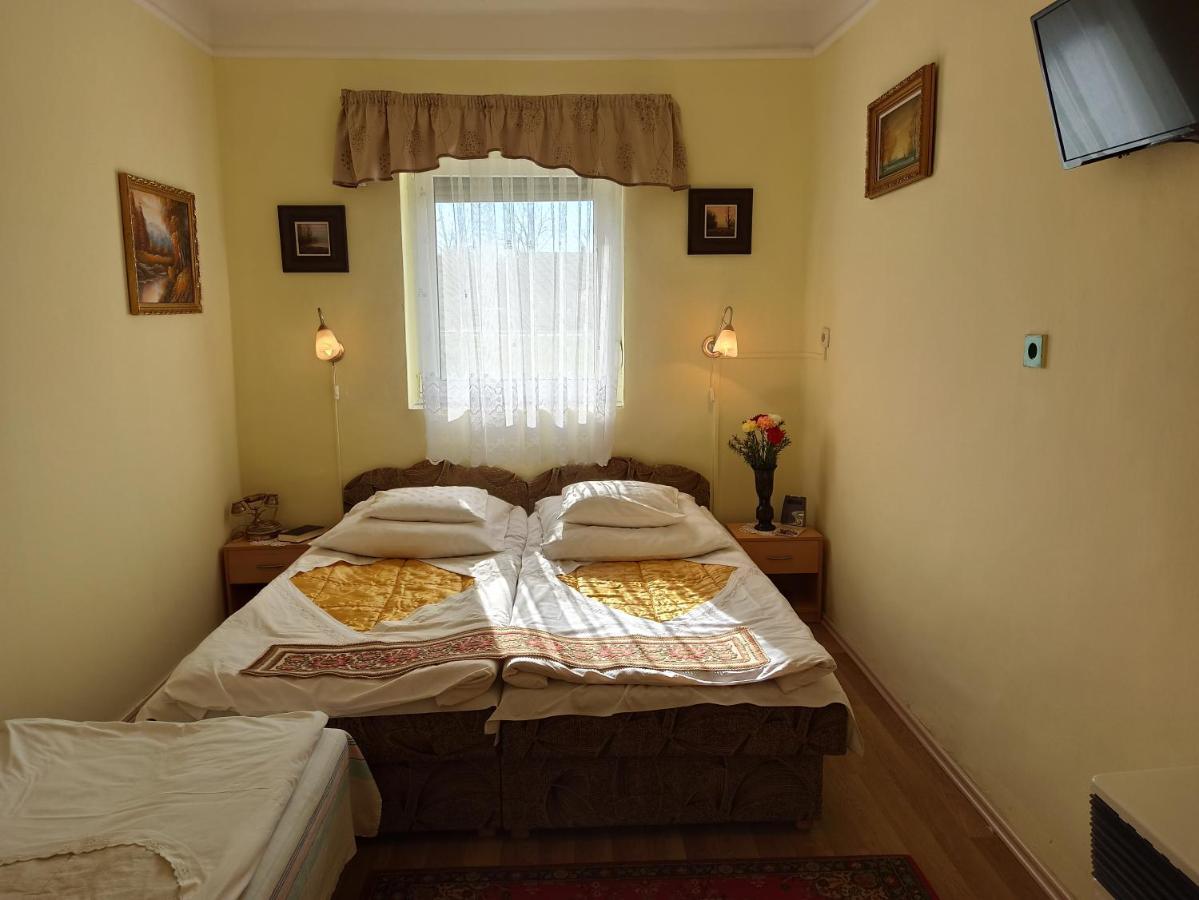 Opusztaszeri Mozes Vendeghaz Hotel Bagian luar foto