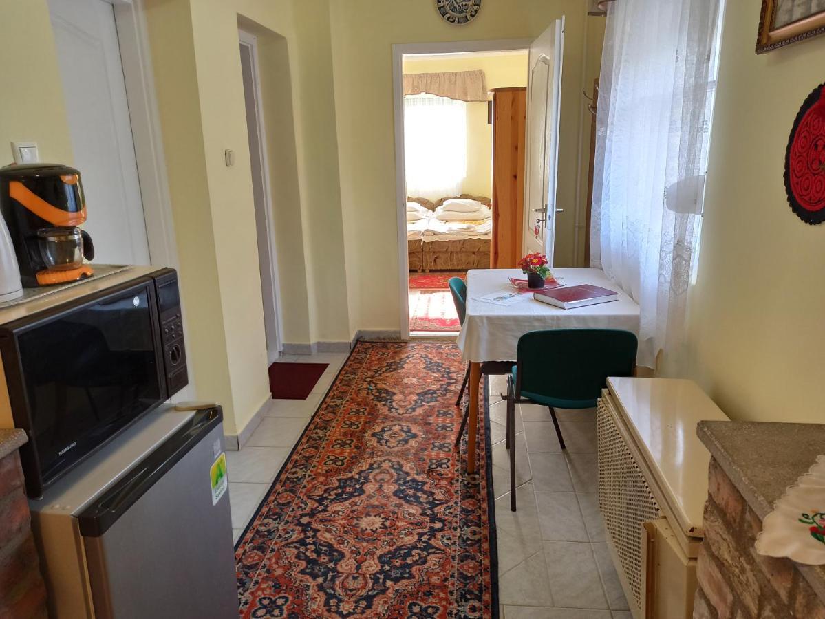 Opusztaszeri Mozes Vendeghaz Hotel Bagian luar foto