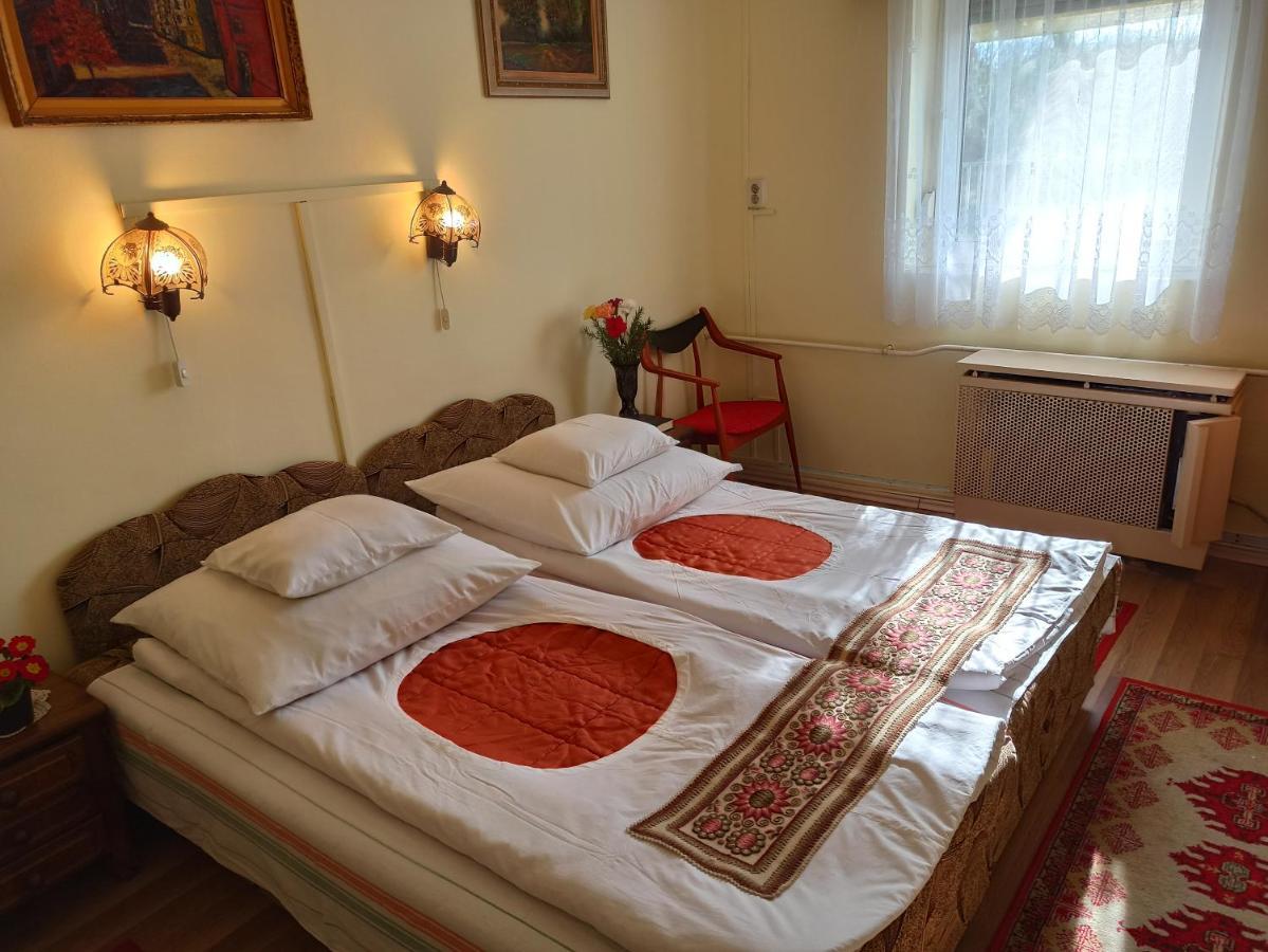 Opusztaszeri Mozes Vendeghaz Hotel Bagian luar foto