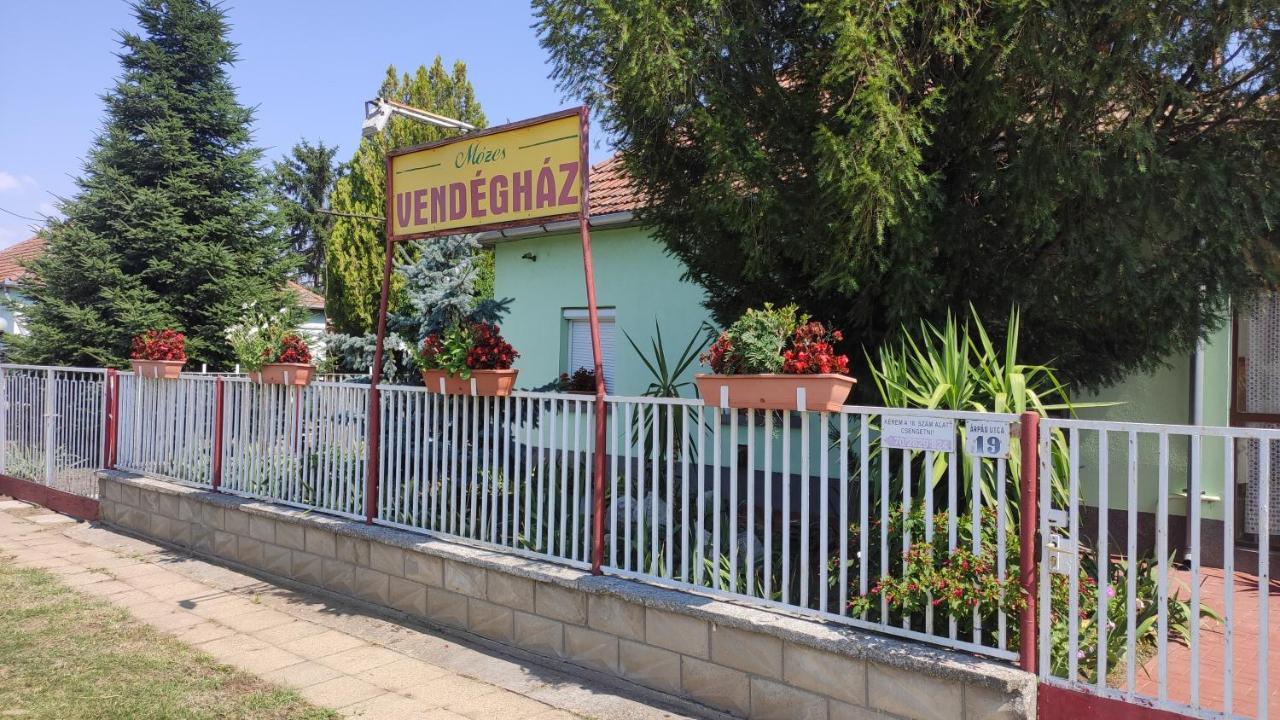 Opusztaszeri Mozes Vendeghaz Hotel Bagian luar foto