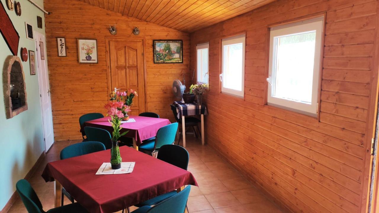 Opusztaszeri Mozes Vendeghaz Hotel Bagian luar foto
