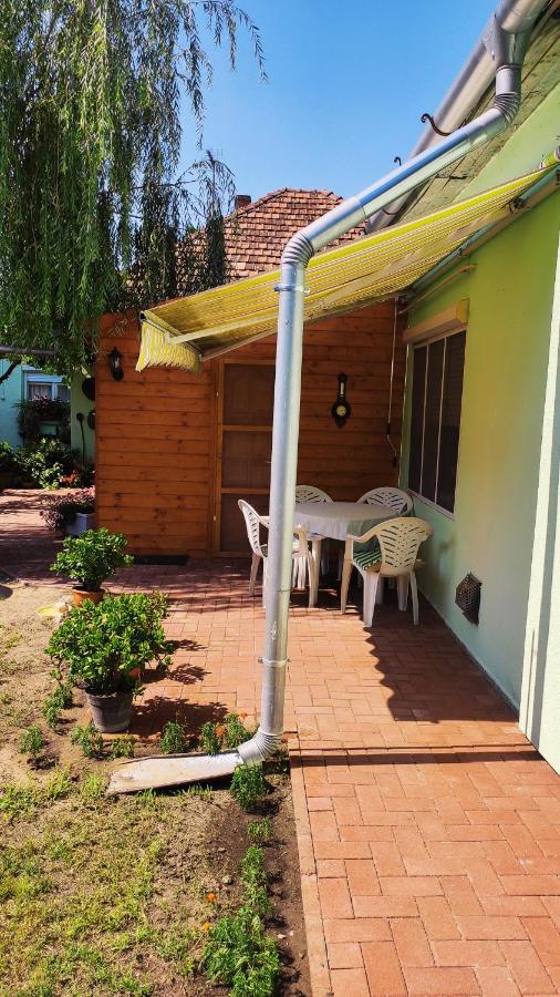 Opusztaszeri Mozes Vendeghaz Hotel Bagian luar foto
