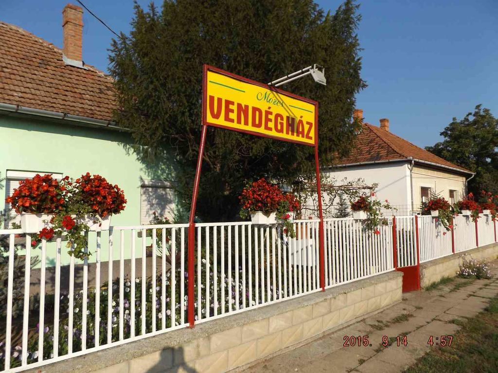 Opusztaszeri Mozes Vendeghaz Hotel Bagian luar foto