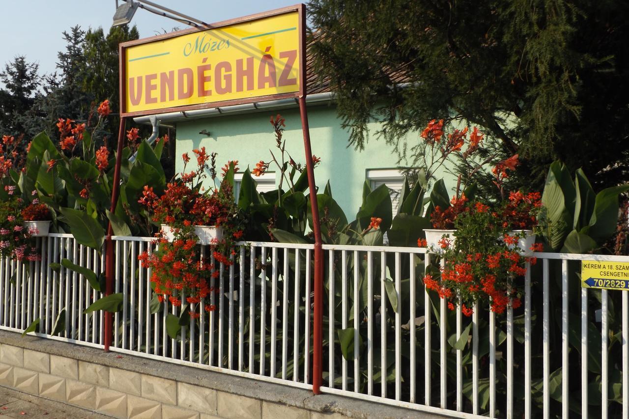 Opusztaszeri Mozes Vendeghaz Hotel Bagian luar foto