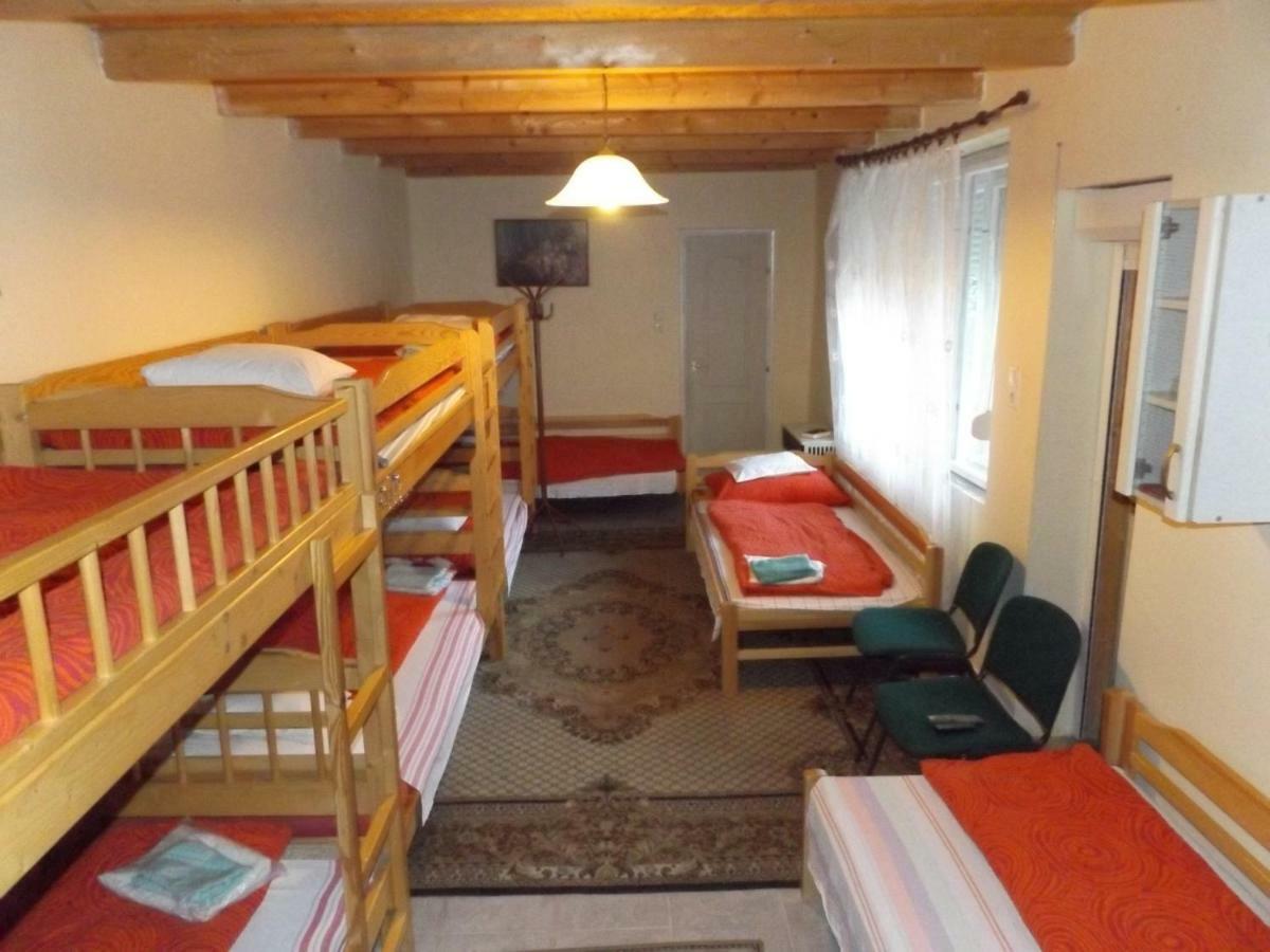 Opusztaszeri Mozes Vendeghaz Hotel Bagian luar foto