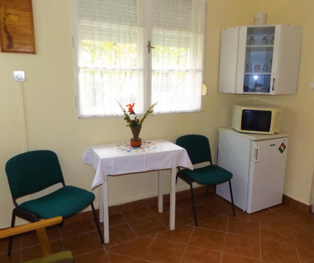 Opusztaszeri Mozes Vendeghaz Hotel Bagian luar foto