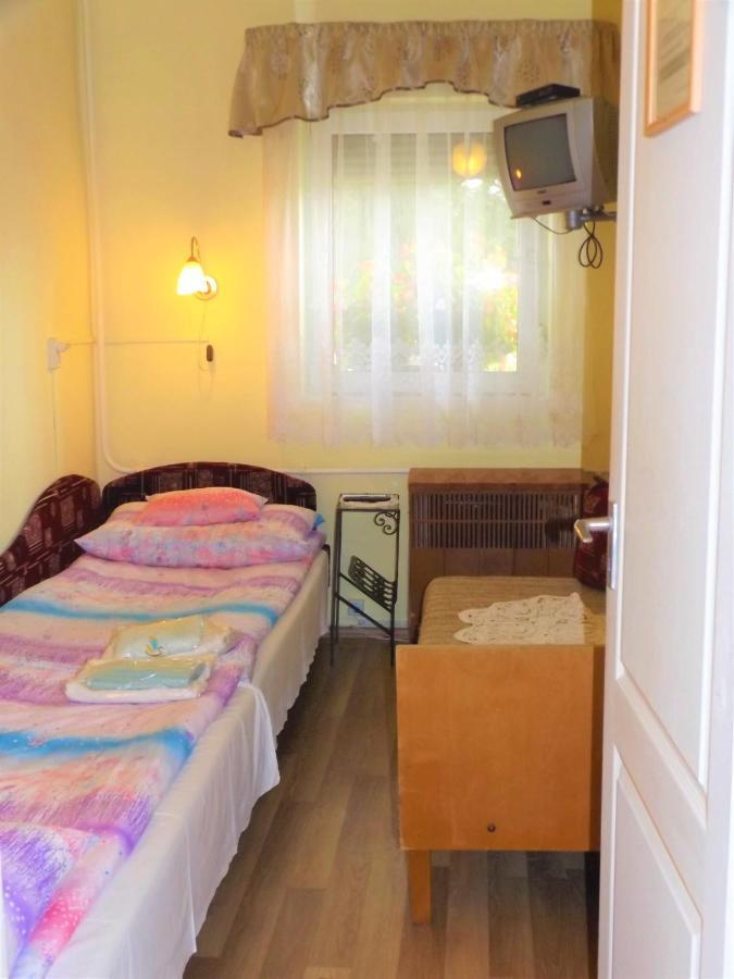 Opusztaszeri Mozes Vendeghaz Hotel Bagian luar foto